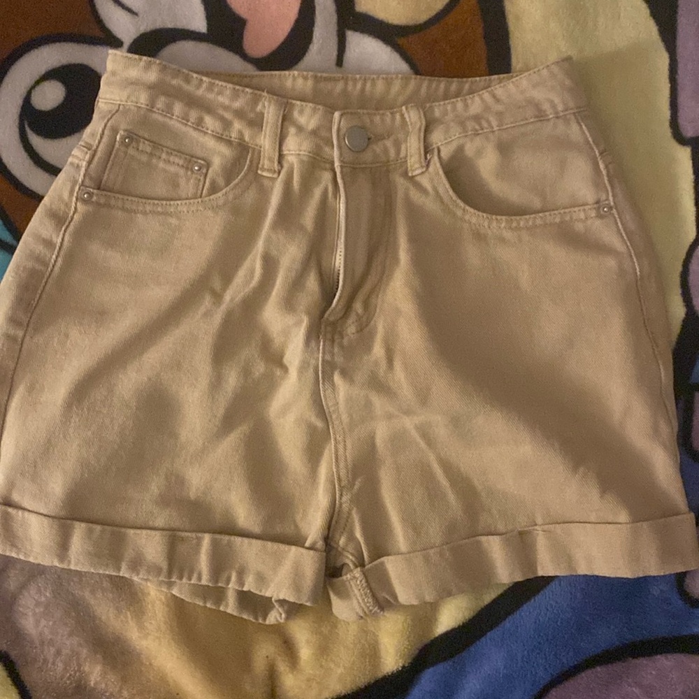 Tan shorts from dazy (shein).